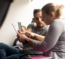 deux personnes regardant des informations sur un smartphone